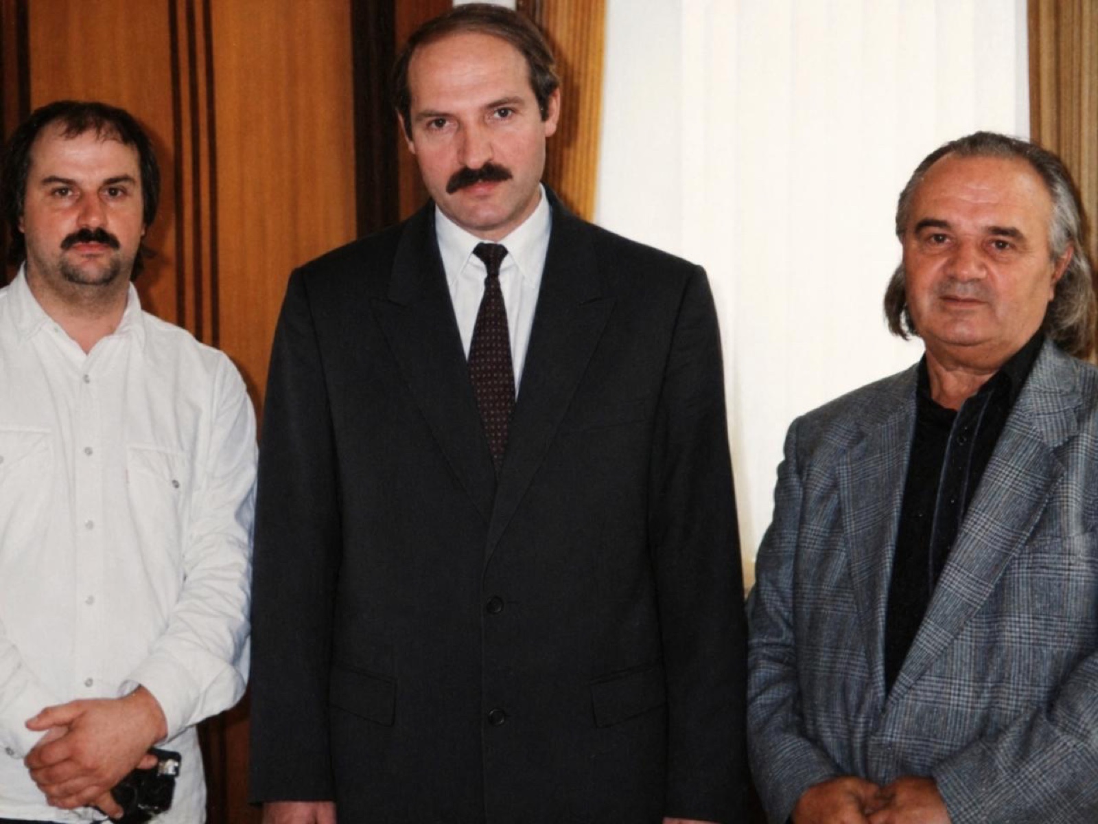 Президент Беларуси А. Г. Лукашенко с представителем Института ИИРиБ и художником А. М. Кищенко (середина 1990-х)